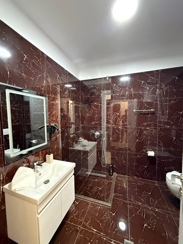 Vlore, jepet me qera apartament 2+1+Ballkon , 600 €
