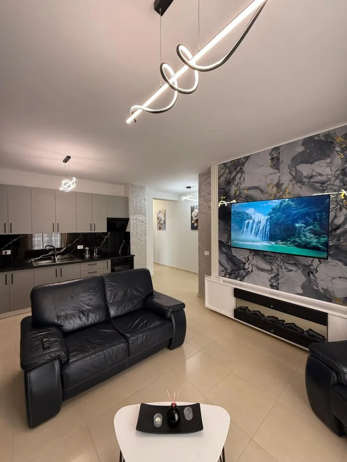 Vlore, jepet me qera apartament 2+1+Ballkon , 600 €