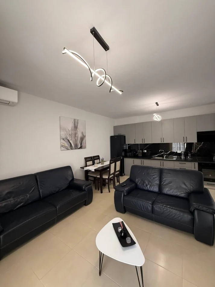 Vlore, jepet me qera apartament 2+1+Ballkon , 600 €
