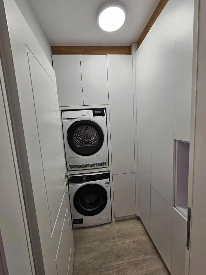 Tirane, jepet me qera apartament 2+1+Ballkon Kati 9, 130 m² 2.000 € (Liqeni Artificial)