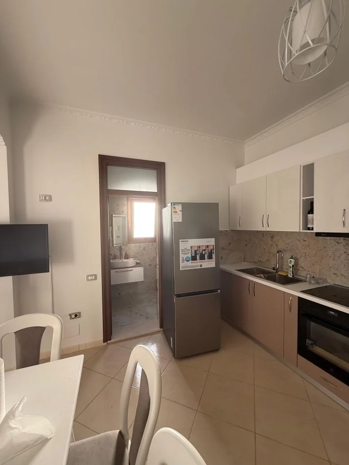 Vlore, jepet me qera apartament 1+1+Ballkon Kati 3, 88 m² 350 € (rruga misto mele)