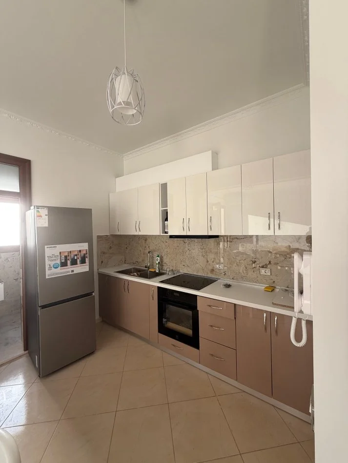 Vlore, jepet me qera apartament 1+1+Ballkon Kati 3, 88 m² 350 € (rruga misto mele)