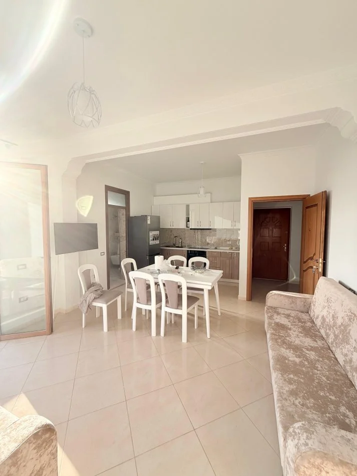 Vlore, jepet me qera apartament 1+1+Ballkon Kati 3, 88 m² 350 € (rruga misto mele)
