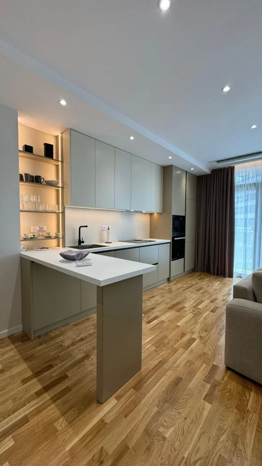 Tirane, jepet me qera apartament 2+1+Ballkon Kati 9, 130 m² 2.200 € (Liqeni Artificial)