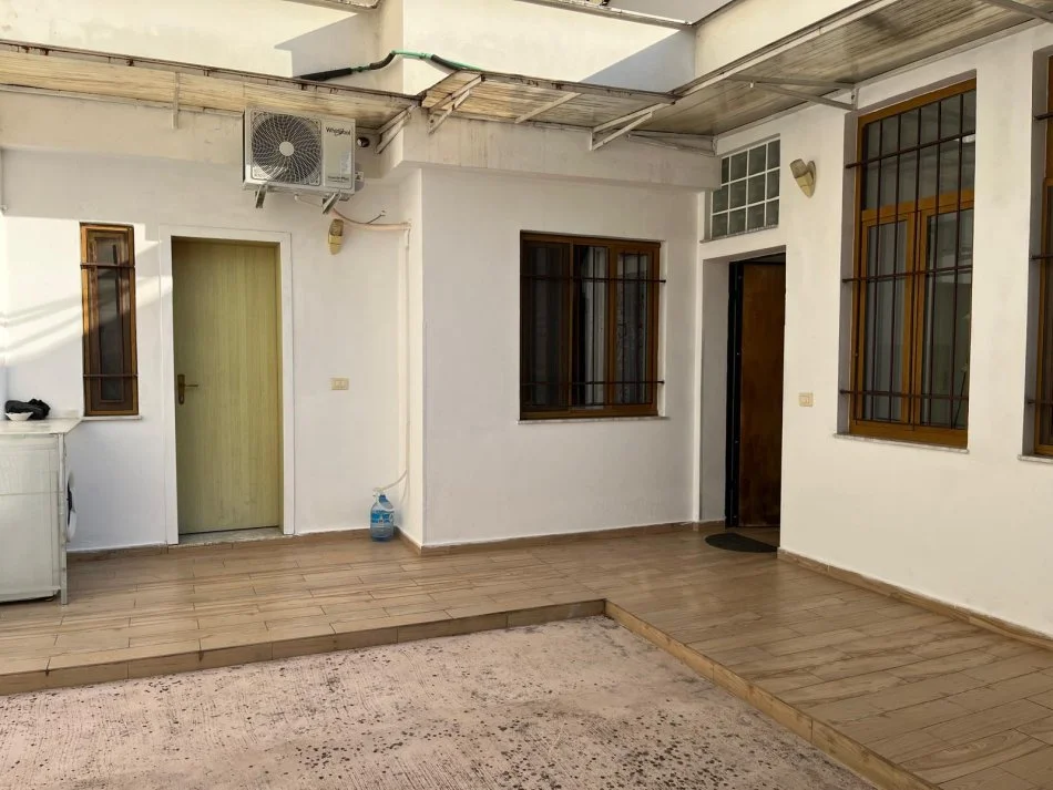 Tirane, jepet me qera shtepi 2+1+Aneks+Ballkon Kati 1, 120 m² 550 € (Liceu Artistik, Rr. Elbasanit)