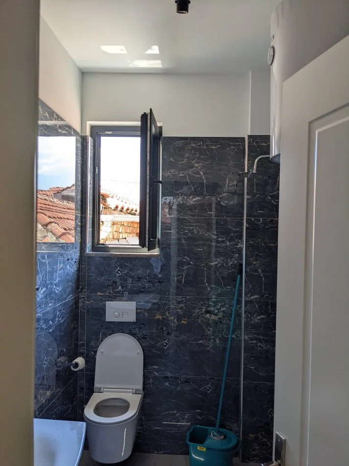 Korce, jepet me qera apartament 1+1+Ballkon Kati 2, 55 m² 250 € (Rr Veteranet)