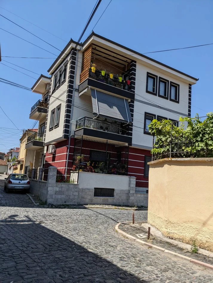 Korce, jepet me qera apartament 1+1+Ballkon Kati 2, 55 m² 250 € (Rr Veteranet)