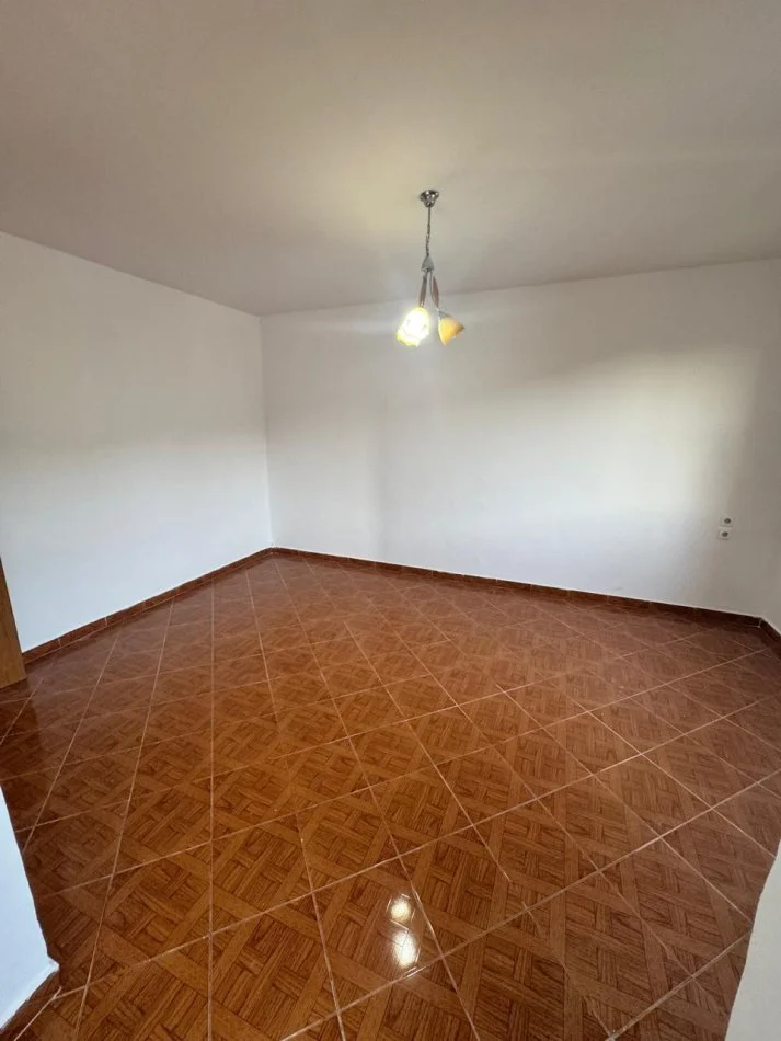 Tirane, shitet apartament 1+1+Aneks+Ballkon Kati 4, 70.000 € 