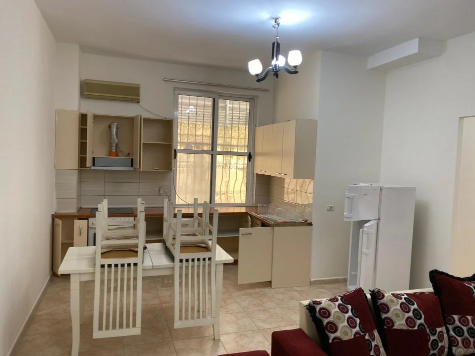 Tirane, jepet me qera apartament 2+1+Ballkon Kati 1, 100 m² 500 € (AFER FONDACIONIT ELEONORE)