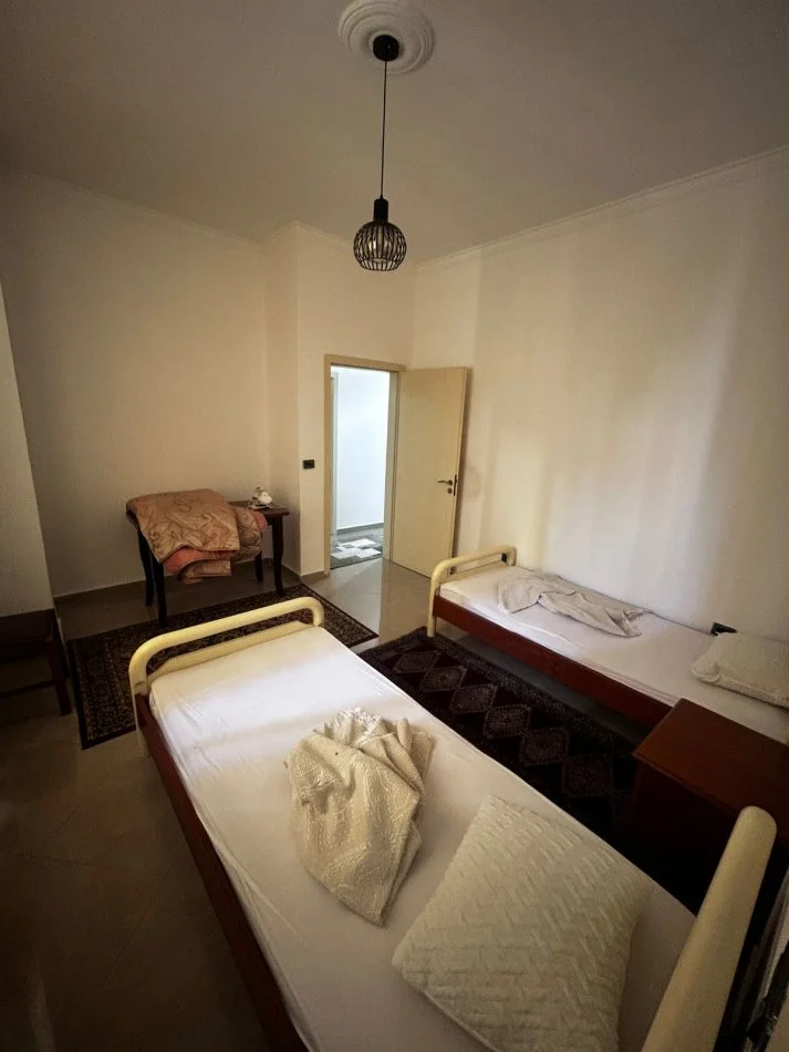 Tirane, jepet me qera apartament 1+1 Kati 1, 100 m² 550 € 