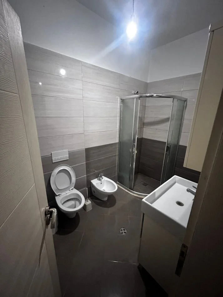 Tirane, jepet me qera apartament 1+1 Kati 1, 100 m² 550 € 