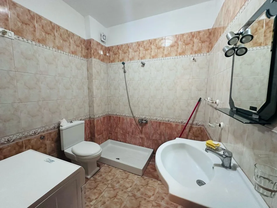 Tirane, jepet me qera apartament 2+1+Ballkon Kati 4, 90 m² 550 € (Mine peza)