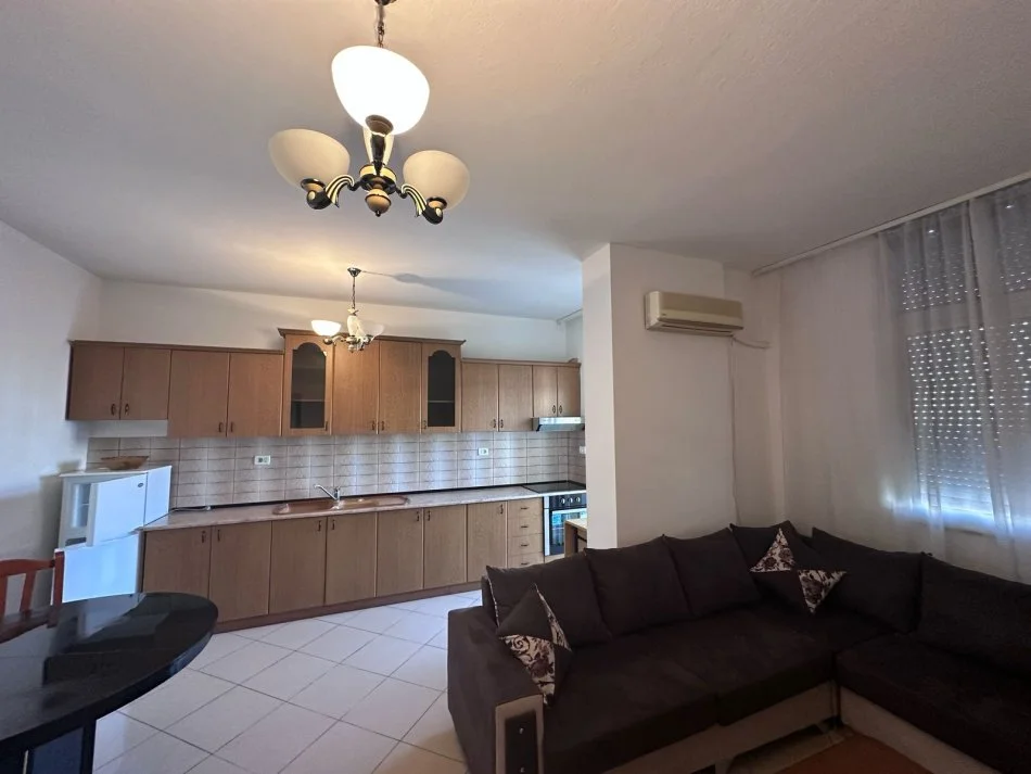 Tirane, jepet me qera apartament 2+1+Ballkon Kati 4, 90 m² 550 € (Mine peza)