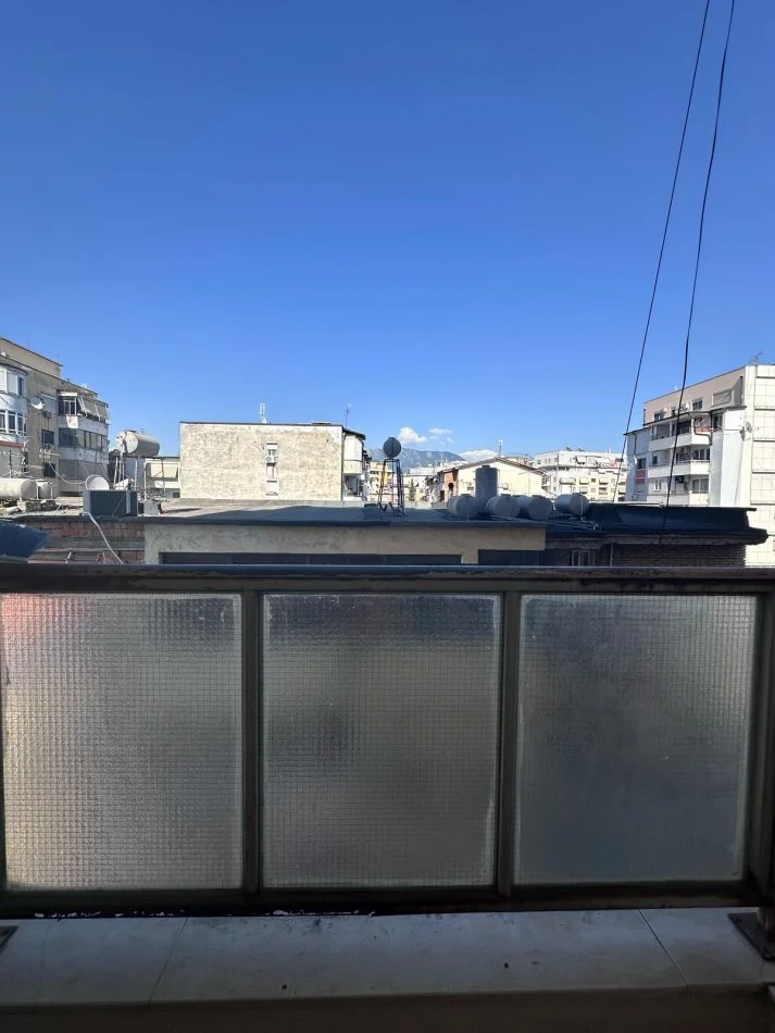 Tirane, jepet me qera apartament 2+1+Ballkon Kati 4, 90 m² 550 € (Mine peza)