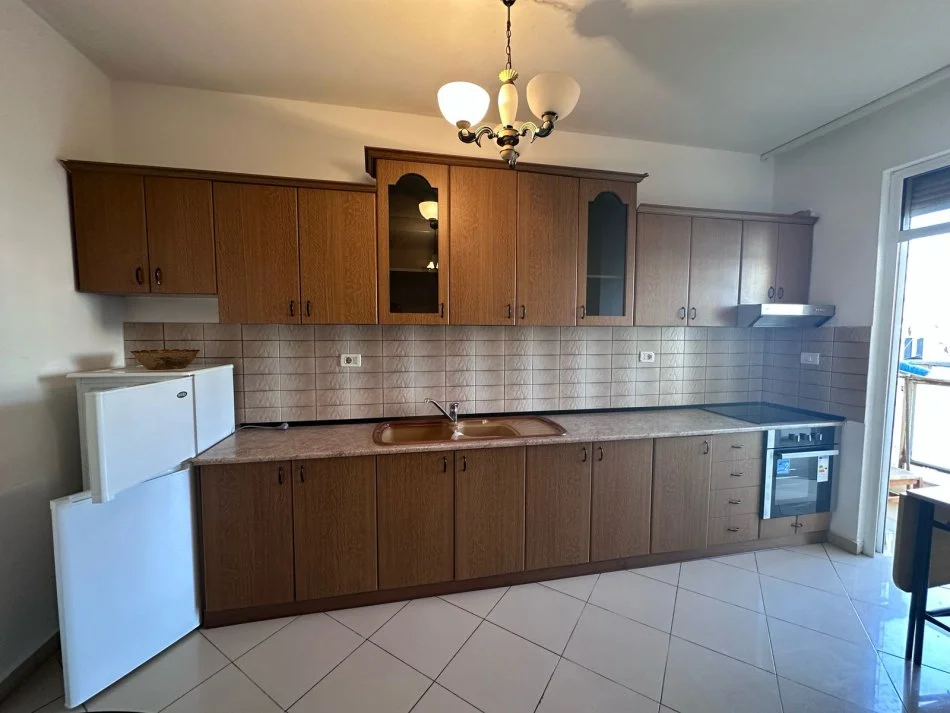 Tirane, jepet me qera apartament 2+1+Ballkon Kati 4, 90 m² 550 € (Mine peza)