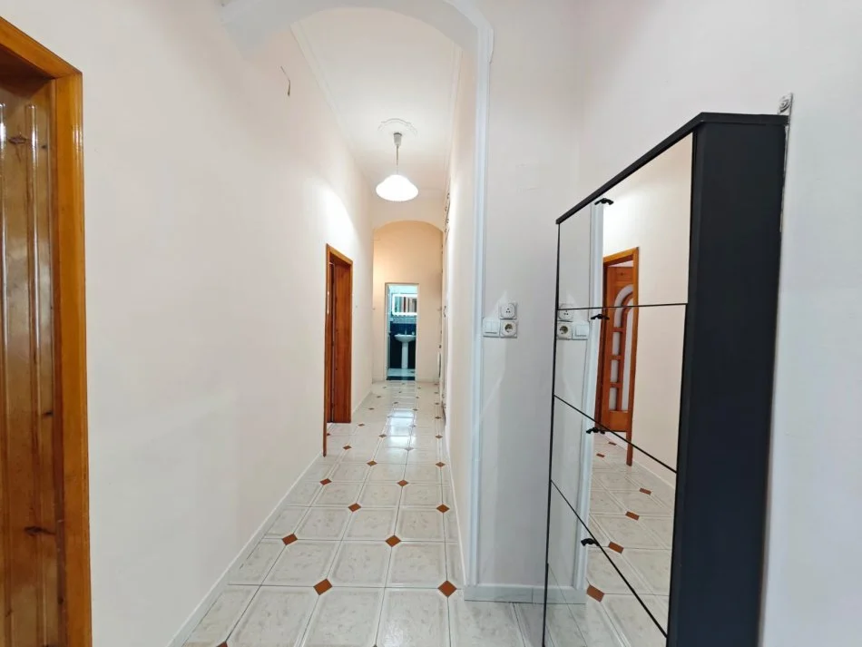 Tirane, jepet me qera apartament 2+1 Kati 4, 90 m² 650 € (Shallvaret qender)