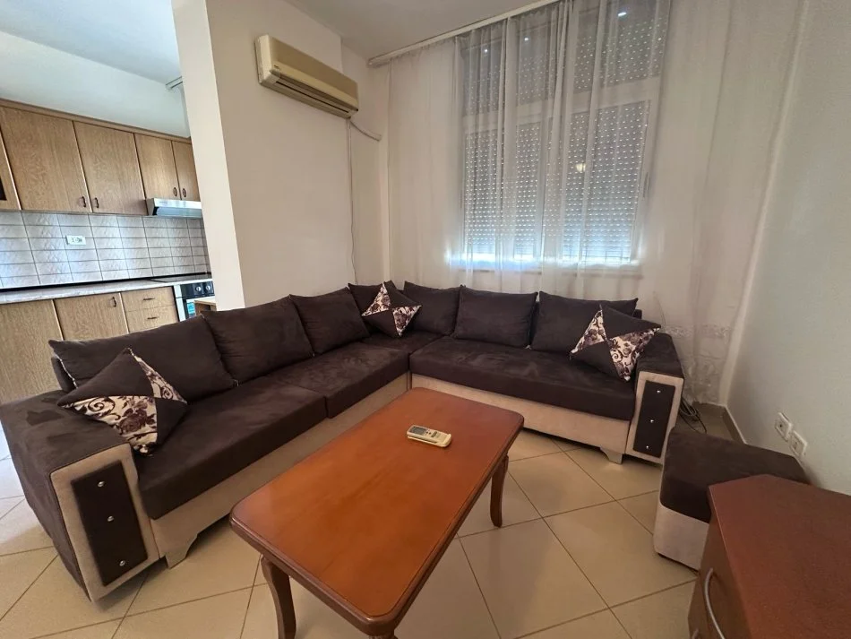 Tirane, jepet me qera apartament 2+1+Ballkon Kati 4, 90 m² 550 € (Mine peza)