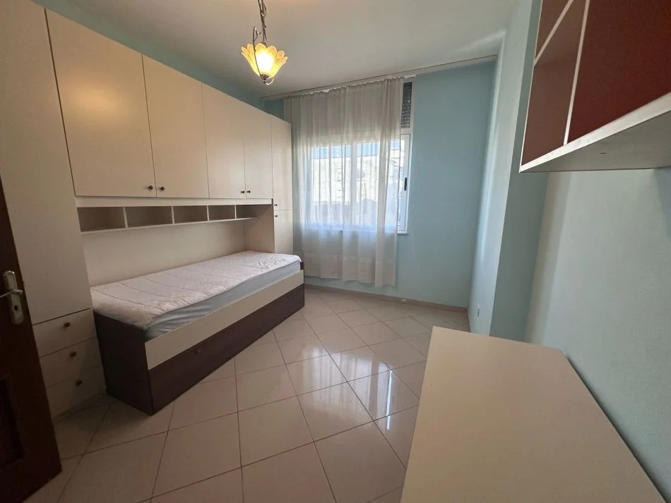 Tirane, jepet me qera apartament 2+1+Ballkon Kati 4, 90 m² 550 € (Mine peza)