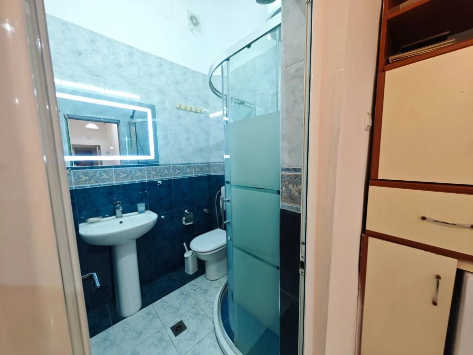 Tirane, jepet me qera apartament 2+1 Kati 4, 90 m² 650 € (Shallvaret qender)