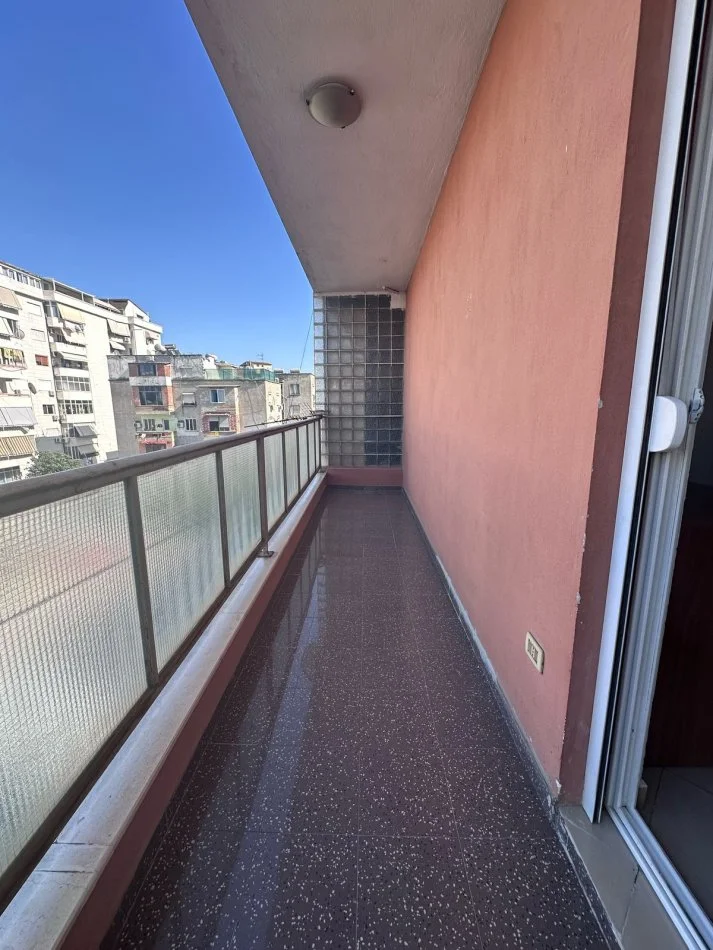 Tirane, jepet me qera apartament 2+1+Ballkon Kati 4, 90 m² 550 € (Mine peza)