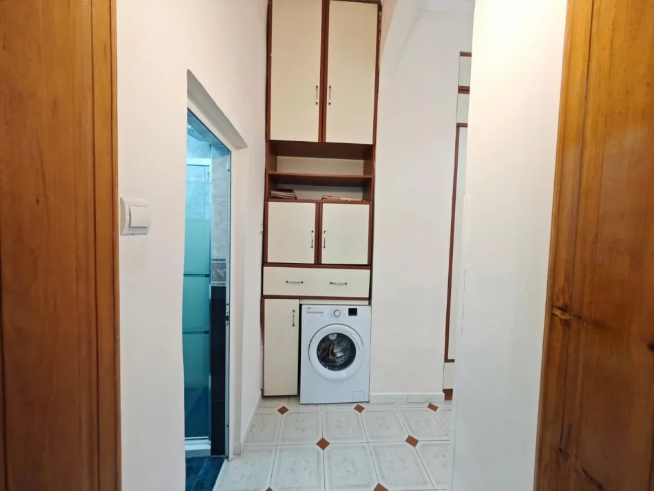 Tirane, jepet me qera apartament 2+1 Kati 4, 90 m² 650 € (Shallvaret qender)