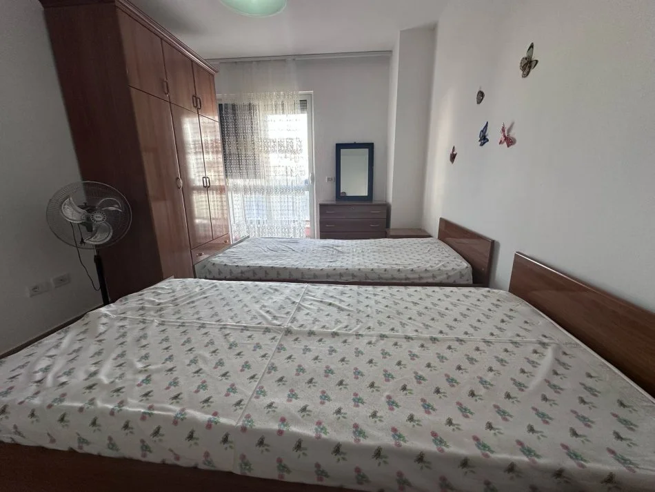 Tirane, jepet me qera apartament 2+1+Ballkon Kati 4, 90 m² 550 € (Mine peza)
