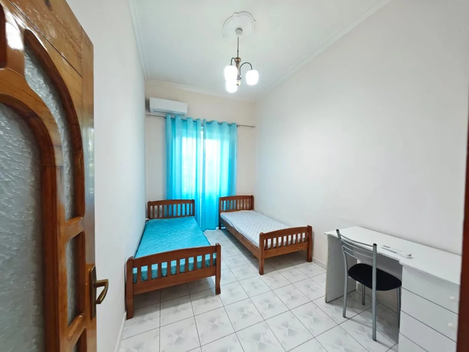 Tirane, jepet me qera apartament 2+1 Kati 4, 90 m² 650 € (Shallvaret qender)