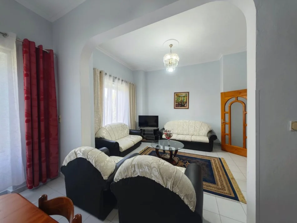 Tirane, jepet me qera apartament 2+1 Kati 4, 90 m² 650 € (Shallvaret qender)