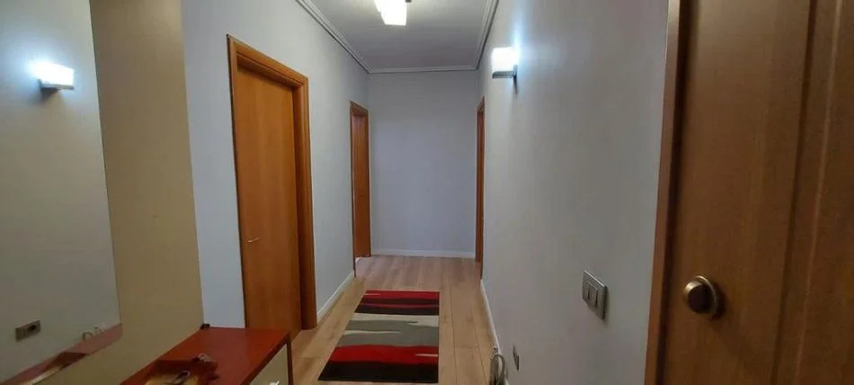 Tirane, jepet me qera apartament 2+1+Ballkon Kati 4, 95 m² 600 € (Zef Jubani)