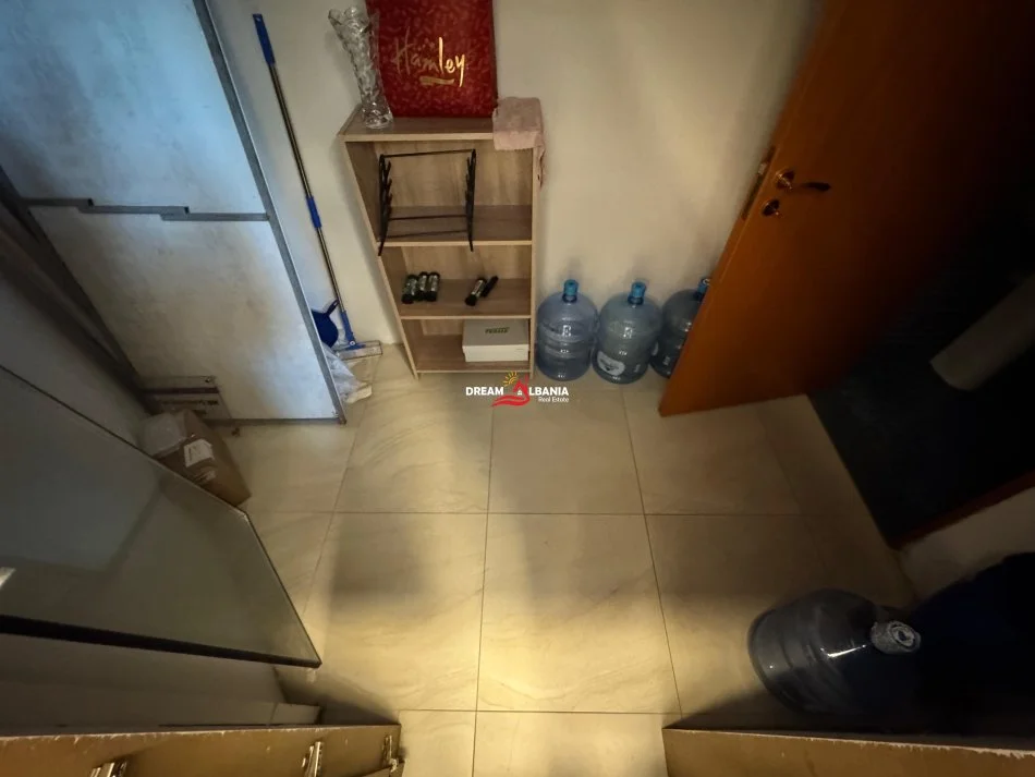 Tirane, jepet me qera zyre Kati 2, 55 m² 450 € (qender, Rruga e Barrikadave)