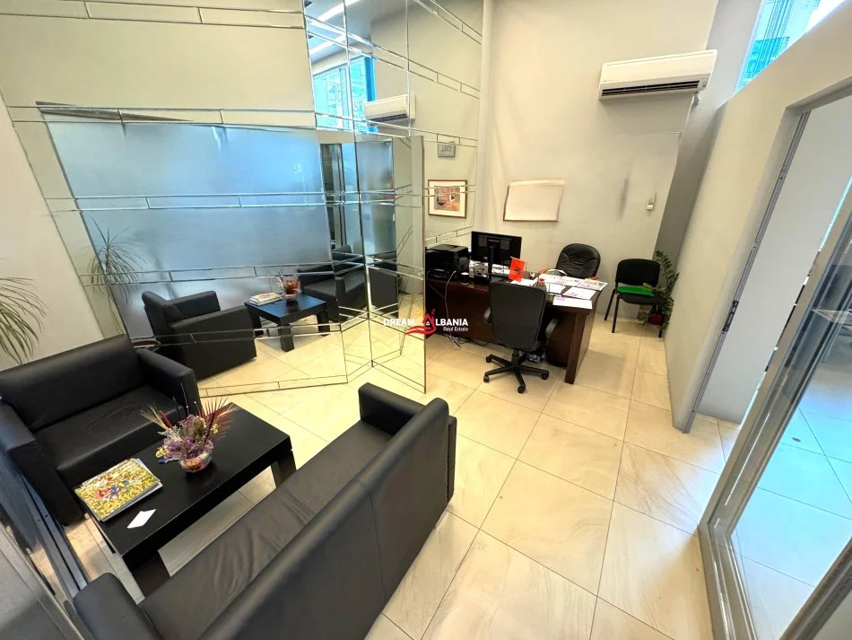 Tirane, jepet me qera zyre Kati 2, 55 m² 450 € (qender, Rruga e Barrikadave)