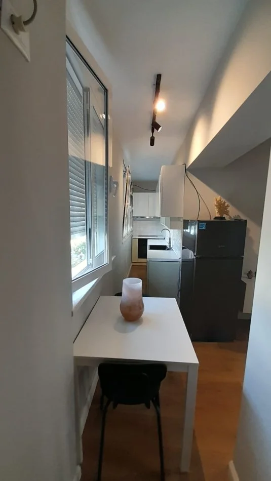 Tirane, jepet me qera apartament 1+1 Kati 4, 57 m² 400 € (Rr. Bardhyl te Inteza San Poolo Bank)
