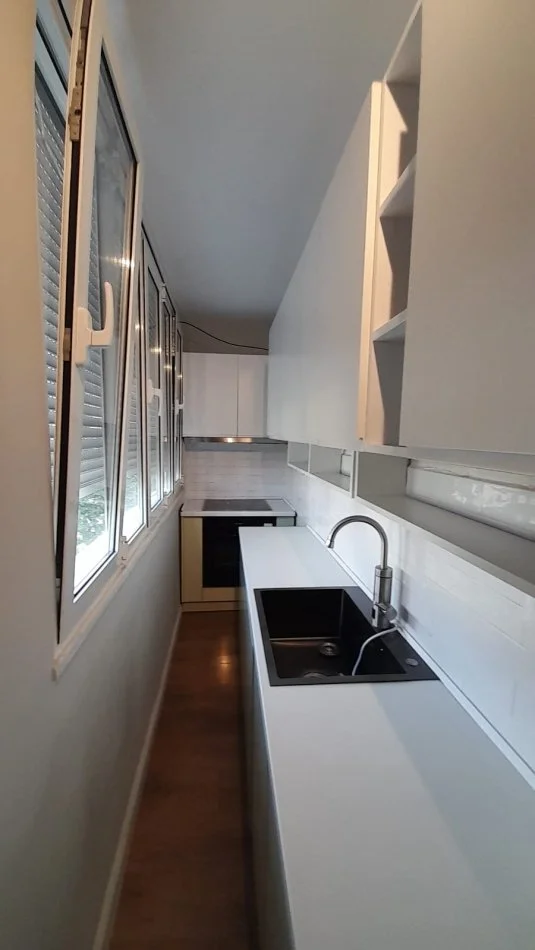 Tirane, jepet me qera apartament 1+1 Kati 4, 57 m² 400 € (Rr. Bardhyl te Inteza San Poolo Bank)