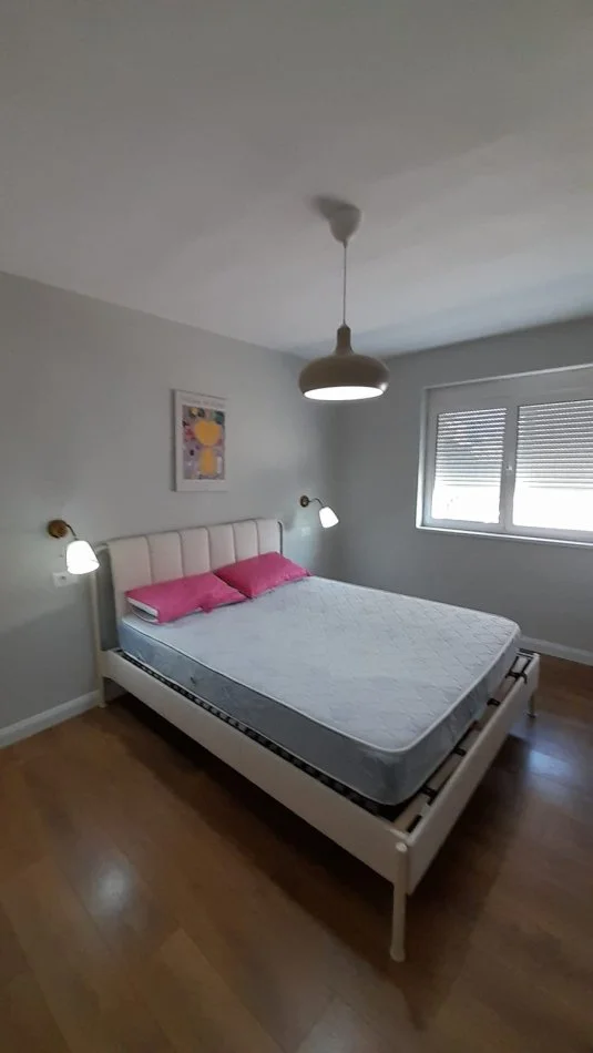 Tirane, jepet me qera apartament 1+1 Kati 4, 57 m² 400 € (Rr. Bardhyl te Inteza San Poolo Bank)