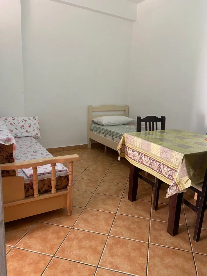 Jepet me qira ditore  apartament 1+1 Kati 4 (Orikum!)