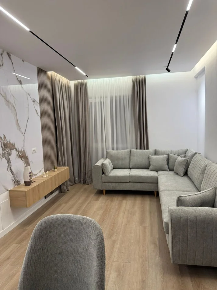 Tirane, jepet me qera apartament 1+1+Aneks+Ballkon Kati 5, 65 m² 550 € (Univers City)