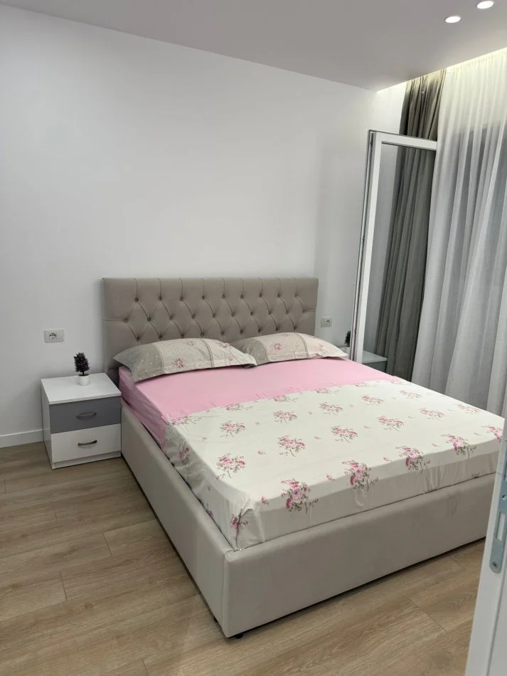 Tirane, jepet me qera apartament 1+1+Aneks+Ballkon Kati 5, 65 m² 550 € (Univers City)