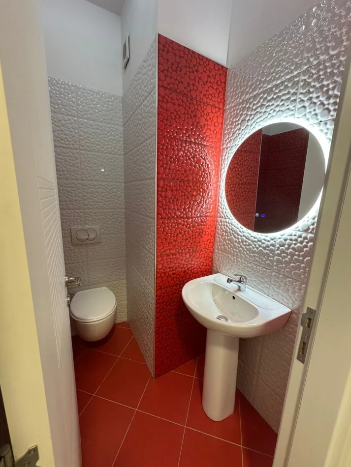 Tirane, jepet me qera apartament 2+1 Kati 6, 110 m² 1.100 € (Rruga e Kosovareve)