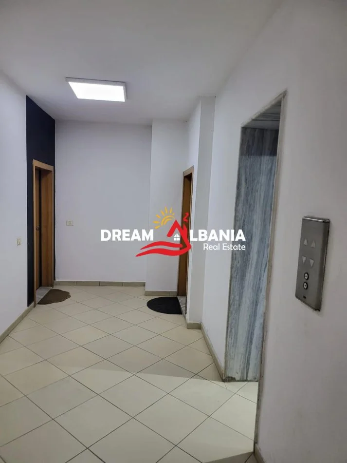 Tirane, jepet me qera zyre Kati 6, 70 m² 600 € (Rruga Ish Stacioni i Trenit)