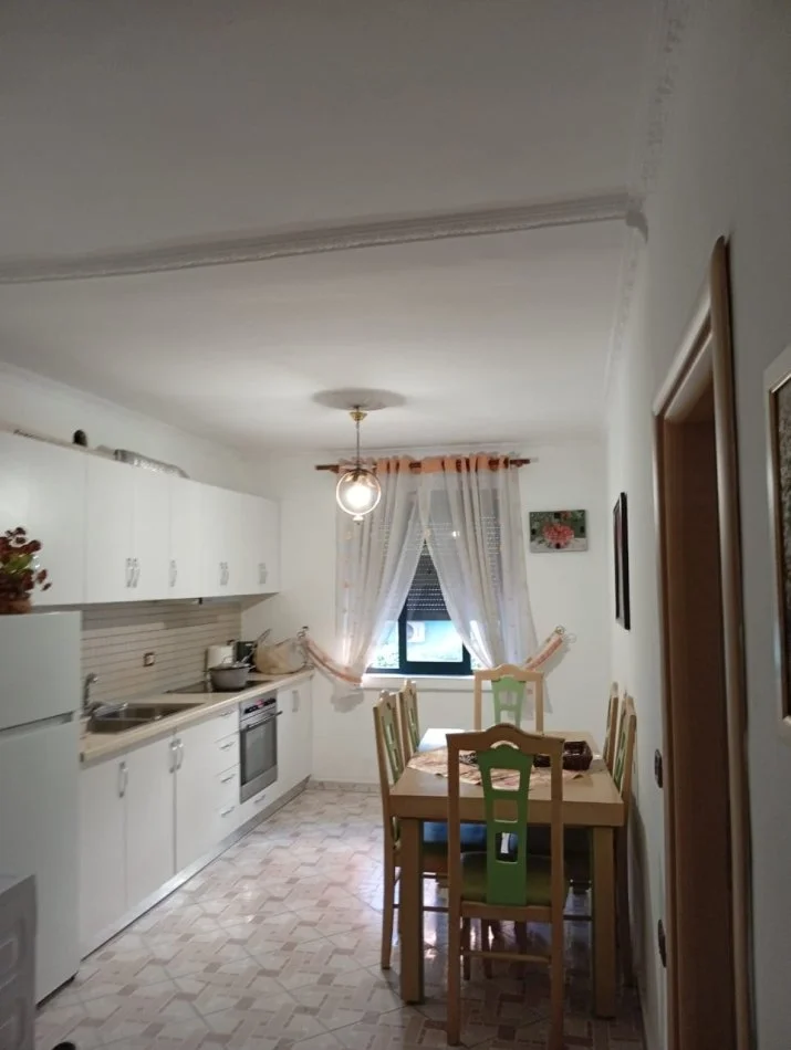 Tirane, jepet me qera apartament 2+1+Ballkon Kati 2, 80 m² 600 € (Tek Gjykata e Tiranes)