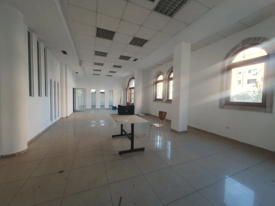 Tirane, jepet me qera ambjent biznesi Kati 5, 1.322 m² 5.500 € (Rr e Dibres)