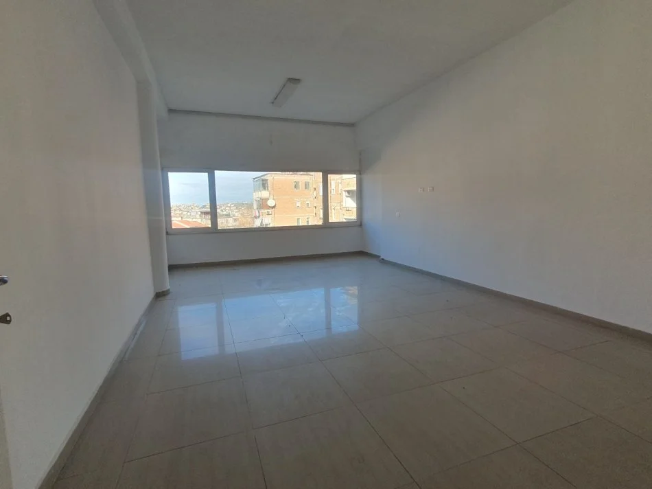 Tirane, jepet me qera ambjent biznesi Kati 5, 1.322 m² 5.500 € (Rr e Dibres)
