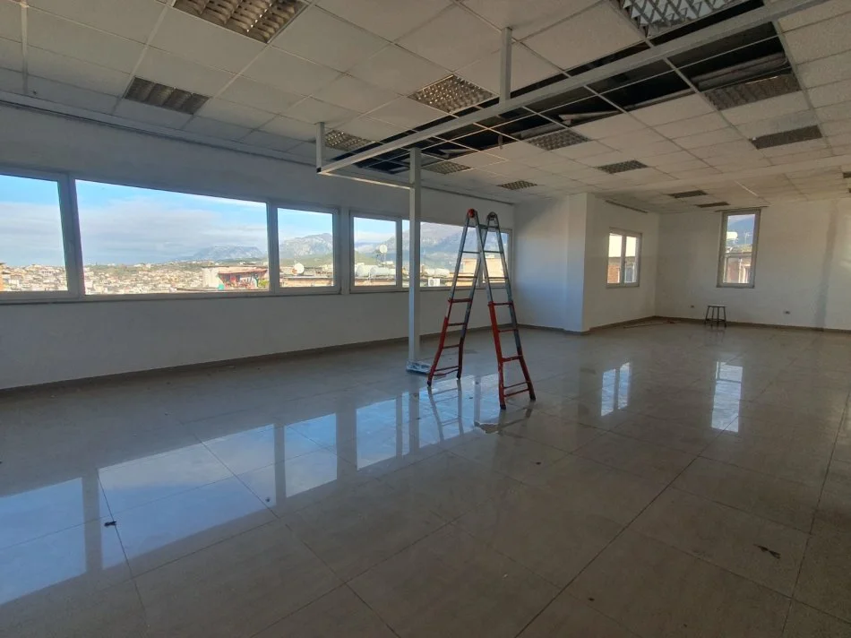 Tirane, jepet me qera ambjent biznesi Kati 5, 1.322 m² 5.500 € (Rr e Dibres)