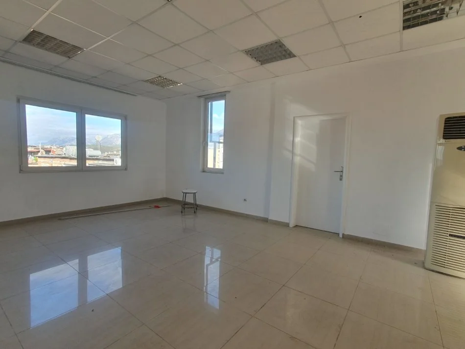 Tirane, jepet me qera ambjent biznesi Kati 5, 1.322 m² 5.500 € (Rr e Dibres)