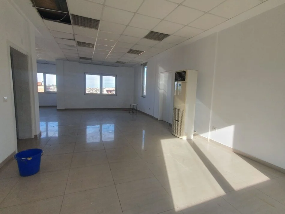 Tirane, jepet me qera ambjent biznesi Kati 5, 1.322 m² 5.500 € (Rr e Dibres)