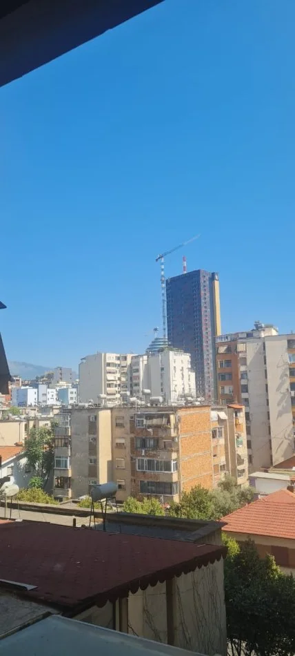 Tirane,Shitet Apartament Cilësor, rinovuar-kompletuar,tip 2+1,me 2 banjo,2 ballkone,kati 5, sip.114m² neto, Cmim 310'000€, në pallat ri 11-kat, mundësia një post-parkimi në -1, 250m nga qendra / Sheshi Skënderbej, ndërmjet kryqëzimit me rrugën Mine Peza e blv. Zogu Parë tek Min.Drejtësisë Tirane