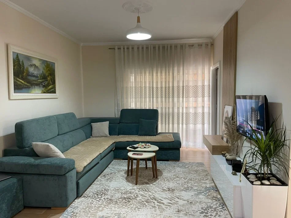 jepet me qera , 650 €