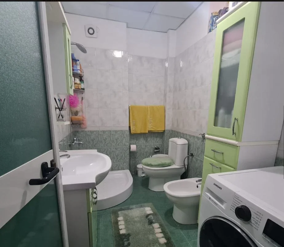 Tirane, jepet me qera 1+1 , 55.000 € (RRUGA KONGRESI MANASTIRIT, PERBALLE SHKOLLES ÇAJUPI,)