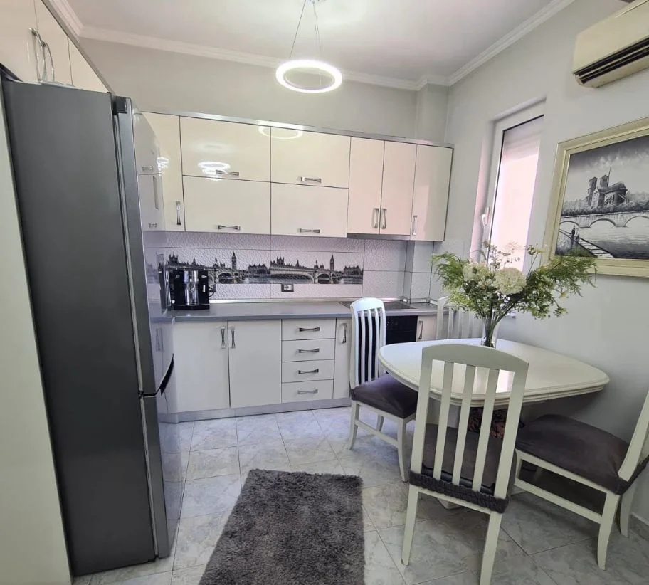 Tirane, jepet me qera 1+1 , 55.000 € (RRUGA KONGRESI MANASTIRIT, PERBALLE SHKOLLES ÇAJUPI,)