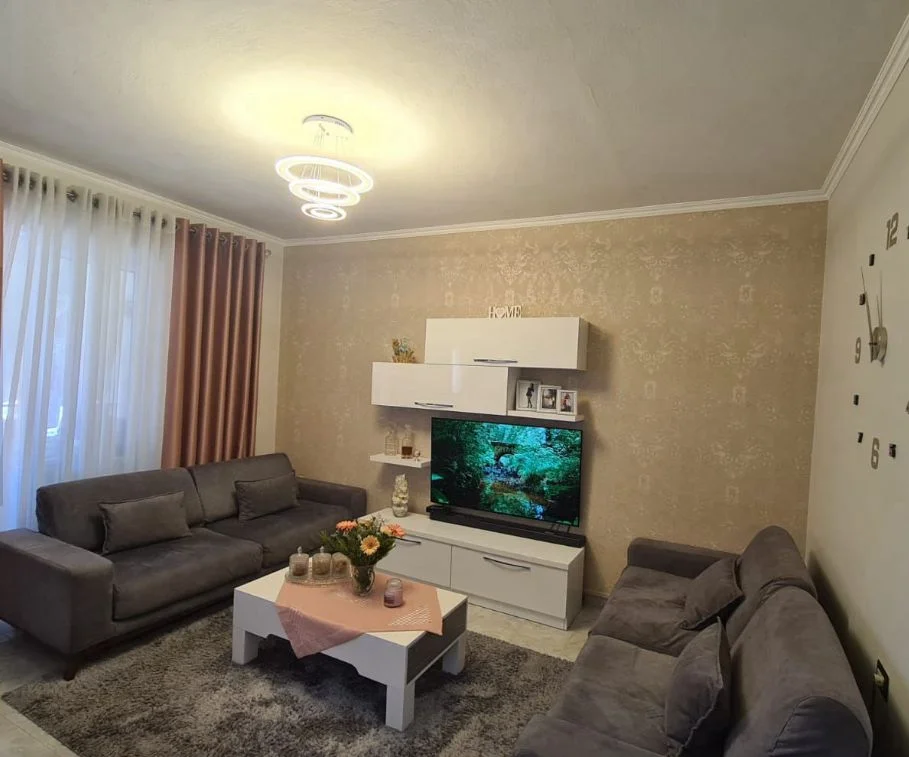 Tirane, jepet me qera 1+1 , 55.000 € (RRUGA KONGRESI MANASTIRIT, PERBALLE SHKOLLES ÇAJUPI,)